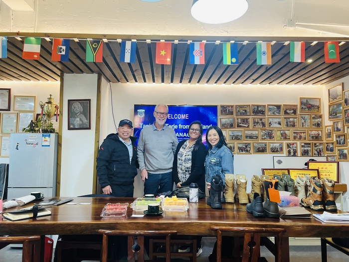 Clientes da Noruega e Dinamarca visitam Guangzhou Hanagal Shoes Co., Ltd para explorar novas oportunidades na indústria